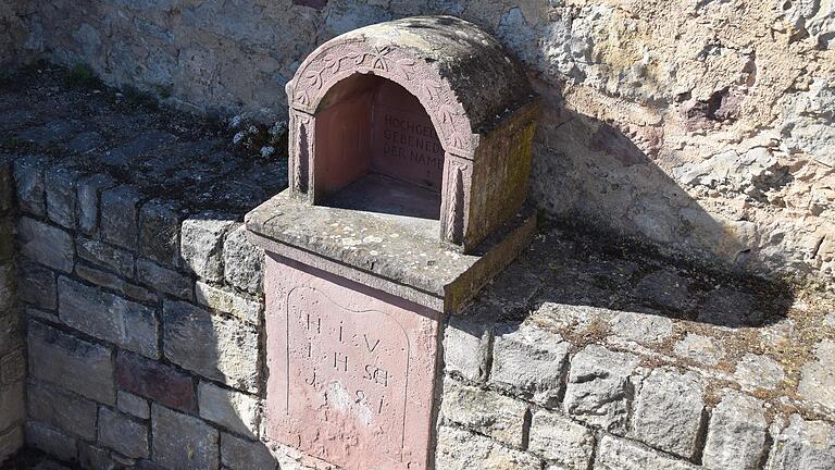 An diesem Bildstock, der sich an der Mauer unterhalb der Kirche befindet, wurde kürzlich das Kreuz oben in der Mitte abgerissen.