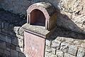 An diesem Bildstock, der sich an der Mauer unterhalb der Kirche befindet, wurde kürzlich das Kreuz oben in der Mitte abgerissen.
