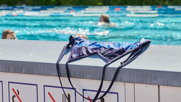 Dürfen Frauen in den Bädern in Unterfranken auch ohne Bikini-Oberteil schwimmen oder sich sonnen? Dürfen Frauen in den Bädern in Unterfranken auch ohne Bikini-Oberteil schwimmen oder sich sonnen?