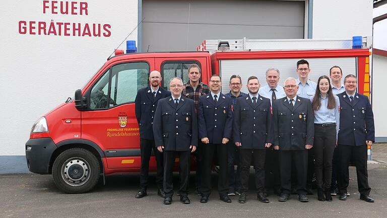 Im Bild (von links): Marcel Katzenberger (2. Jugendwart), Manfred Hiesberger (1. Kommandant), Manfred Sauer (ehem. 1. Vorstand), Steffen Reuß (2. Kommandant), Ingo Greb (Schriftführer), Daniel Burkard (1. Jugendwart), Reinhold Sauer (ehem. Kassier, neuer Beisitzer), Werner Burkard(ehem. 2. Vorstand, neuer Beisitzer), Julian Heil (Kassier), Katharina Sauer (neue Beisitzerin), David Späth (2. Vorstand), Christian Wolz (1. Vorstand), es fehlt: Manuel Katzenberger (neuer Beisitzer). Im Bild (von links): Marcel Katzenberger (2. Jugendwart), Manfred Hiesberger (1. Kommandant), Manfred Sauer (ehem. 1. Vorstand), Steffen Reuß (2. Kommandant), Ingo Greb (Schriftführer), Daniel Burkard (1. Jugendwart), Reinhold Sauer (ehem. Kassier, neuer Beisitzer), Werner Burkard(ehem. 2. Vorstand, neuer Beisitzer), Julian Heil (Kassier), Katharina Sauer (neue Beisitzerin), David Späth (2. Vorstand), Christian Wolz (1. Vorstand), es fehlt: Manuel Katzenberger (neuer Beisitzer).