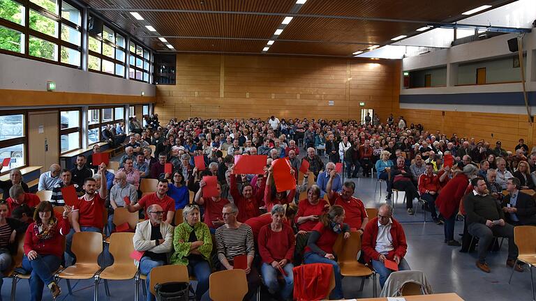 Knapp 600 Bürger aus Creglingen und den an Frauental angrenzenden bayerischen Gemeinden fanden den Weg in die Creglinger Stadthalle, um sich über das geplante Industriegebiet zu informieren und ihre Bedenken vorzutragen.