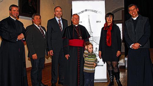 Bischofsvisitation: Im Rahmen einer Gesprächsrunde im Karlstadter Rathaussaal zum Auftakt der Dekanats-Visitation durch Bischof Friedhelm Hofmann trafen sich die Verantwortlichen vor dem Symbolbild des Jubiläumsjahres &bdquo;500 Jahre Stadtpfarrkirche&ldquo;. Im Bild von links: Kaplan Klaus Weber, Dritter Bürgermeister Theo Dittmaier, stellvertretender Pfarrgemeinderatsvorsitzender von St. Andreas Walter Herberth, Bischof Friedhelm Hofmann, Pfarrgemeinderatsvorsitzende von St. Andreas Hildegund Büttner und Stadtpfarrer Mariusz Falk.