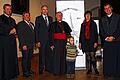 Bischofsvisitation: Im Rahmen einer Gesprächsrunde im Karlstadter Rathaussaal zum Auftakt der Dekanats-Visitation durch Bischof Friedhelm Hofmann trafen sich die Verantwortlichen vor dem Symbolbild des Jubiläumsjahres &bdquo;500 Jahre Stadtpfarrkirche&ldquo;. Im Bild von links: Kaplan Klaus Weber, Dritter Bürgermeister Theo Dittmaier, stellvertretender Pfarrgemeinderatsvorsitzender von St. Andreas Walter Herberth, Bischof Friedhelm Hofmann, Pfarrgemeinderatsvorsitzende von St. Andreas Hildegund Büttner und Stadtpfarrer Mariusz Falk.
