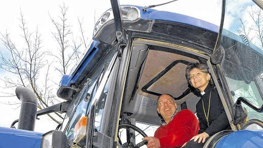 Hoch auf dem blauen Bulldog: Regionalbischöfin Susanne Breit-Keßler genoss die Fahrt gemeinsam mit Landwirt Alfons Konrad.