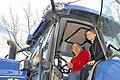Hoch auf dem blauen Bulldog: Regionalbischöfin Susanne Breit-Keßler genoss die Fahrt gemeinsam mit Landwirt Alfons Konrad.