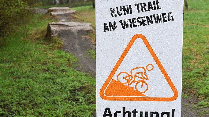 Steil bergab geht es am Kuni-Trail. Drumherum befindet sich eine ausgewiesene Freifläche für Hunde. Steil bergab geht es am Kuni-Trail. Drumherum befindet sich eine ausgewiesene Freifläche für Hunde.