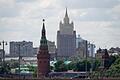 Moskau: Kremlturm und Außenministerium       -  Moskau sieht das Scheitern der Ampelkoalition als Folge auch des Verzichts auf vergleichsweise preiswertes russisches Gas. (Archivbild)
