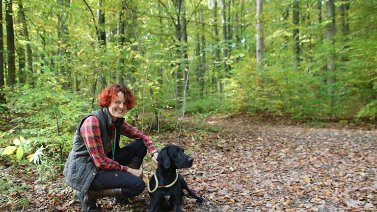 Iris Heid mit ihrem Hund im Wald. Sie hat ihr 'Grünes Abitur' gemacht. Markus Behringer       -  Iris Heid mit ihrem Hund im Wald. Sie hat ihr 'Grünes Abitur' gemacht. Markus Behringer