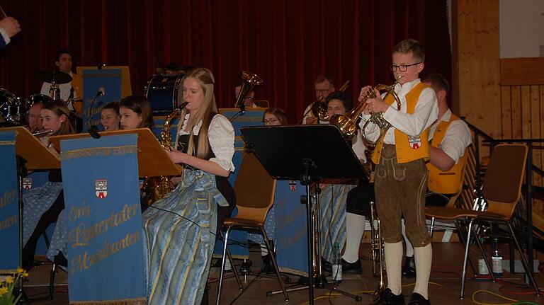 Als Könner auf dem Flügelhorn präsentierte sich der 11-jährige „Lauertaler“ Hannes Ziegler mit seinem Solo in Fegerländer-Ballade „My Dream“ und überzeugte das Publikum mit seinem einfühlsamen und berührenden Spiel. Als Könner auf dem Flügelhorn präsentierte sich der 11-jährige „Lauertaler“ Hannes Ziegler mit seinem Solo in Fegerländer-Ballade „My Dream“ und überzeugte das Publikum mit seinem einfühlsamen und berührenden Spiel.