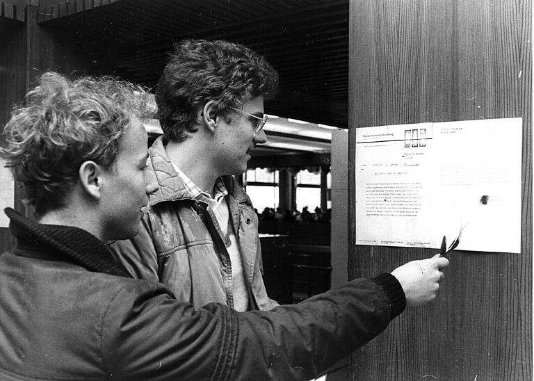 Mit Aushängen warnt das Studentenwerk im Februar 1983 Mensa-Besucher und Bewohner von Studentenheimen vor dem Gift-Attentäter: Fächer für Lebensmittel und Kühlschränke in Gemeinschaftsküchen müssen verschlossen, Getränke dürfen nicht mehr offen bereitgestellt werden. Die Belieferung des Studentenwerks wird streng überwacht. Mit Aushängen warnt das Studentenwerk im Februar 1983 Mensa-Besucher und Bewohner von Studentenheimen vor dem Gift-Attentäter: Fächer für Lebensmittel und Kühlschränke in Gemeinschaftsküchen müssen verschlossen, Getränke dürfen nicht mehr offen bereitgestellt werden. Die Belieferung des Studentenwerks wird streng überwacht. 