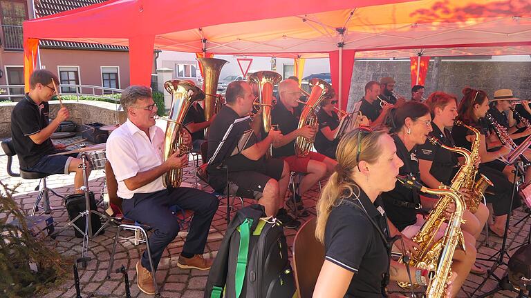 Der Musikverein Dankenfeld umrahmte den Festakt. Auch Bürgermeister Thomas Sechser (Zweiter von links) spielte mit. Der Musikverein Dankenfeld umrahmte den Festakt. Auch Bürgermeister Thomas Sechser (Zweiter von links) spielte mit.
