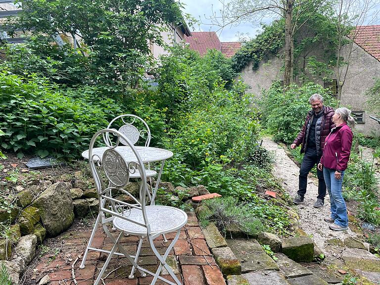 Andrea Meub präsentiert ihren Kräutrgarten in Friesenhausen mit 70 verschiedenen Kräutern. Das Bild zeigt sie zusammen mit Guntram Ulsamer, Kreisfachberater für Gartenbau.