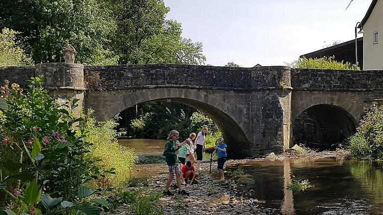 Freies Spielen am Elsbach, das sind Sommerferien.