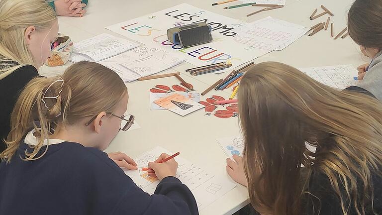 In Workshops lernten jüngere Schüler erste Worte in französischer Sprache, hier die Farben und Zahlen. Foto Eva Trampe In Workshops lernten jüngere Schüler erste Worte in französischer Sprache, hier die Farben und Zahlen. Foto Eva Trampe