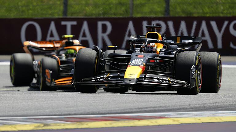 Max Verstappen - Der Niederländer Max Verstappen (r) behauptet sich gegen den Briten Lando Norris (l). Max Verstappen - Der Niederländer Max Verstappen (r) behauptet sich gegen den Briten Lando Norris (l).