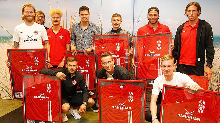 Die zahlreichen Baustellen der Kickers - Verabschiedung bei den Würzburger Kickers (hinten von links): Nico Herzig, Daniel Sauer (der Vorstandsvorsitzender der Kickers AG), Niklas Weißenberger, Christopher Bieber, Paul Thomik, Adam Jabiri, Lukas Billick sowie (vorne von links) Liridon Vocaj, Daniele Bruno und Nico Gutjahr. Die zahlreichen Baustellen der Kickers - Verabschiedung bei den Würzburger Kickers (hinten von links): Nico Herzig, Daniel Sauer (der Vorstandsvorsitzender der Kickers AG), Niklas Weißenberger, Christopher Bieber, Paul Thomik, Adam Jabiri, Lukas Billick sowie (vorne von links) Liridon Vocaj, Daniele Bruno und Nico Gutjahr.