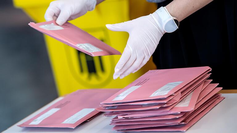Das gab es noch nie: Die Stichwahlen zur Kommunalwahl am 29. März sind eine reine Briefwahl. In Üchtelhausen scheint die Wahlbeteiligung hoch zu werden. Bis 25. März gingen bei der Gemeinde von 3200 Wahlunterlagen schon über 1485 ein. Das gab es noch nie: Die Stichwahlen zur Kommunalwahl am 29. März sind eine reine Briefwahl. In Üchtelhausen scheint die Wahlbeteiligung hoch zu werden. Bis 25. März gingen bei der Gemeinde von 3200 Wahlunterlagen schon über 1485 ein.