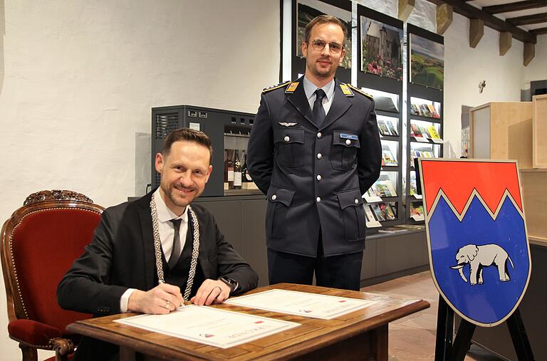 Kompaniechef Johannes Slawik und Bürgermeister Thorsten Wozniak unterschrieben in der Rüstkammer des Alten Rathauses die beiden Patenschaftsurkunden. Kompaniechef Johannes Slawik und Bürgermeister Thorsten Wozniak unterschrieben in der Rüstkammer des Alten Rathauses die beiden Patenschaftsurkunden.