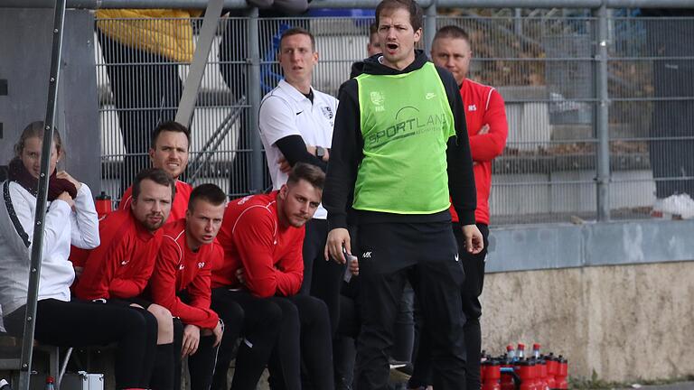 Engagiert am Spielfeldrand: Markus Köhler (vorne rechts) bleibt eine weitere Saison Trainer beim Fußball-Landesligisten TSV Karlburg.