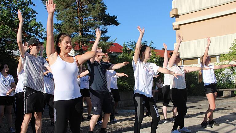 Bei noch angenehmem Temperaturen startete der Gesundheitstag mit Gymnastik auf dem Pausenhof.  Foto: Heike Beudert       -  Bei noch angenehmem Temperaturen startete der Gesundheitstag mit Gymnastik auf dem Pausenhof.  Foto: Heike Beudert