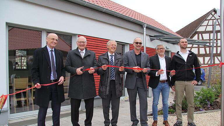 Gleich drei Projekte wurden am Samstag im Rahmen des „Tages der Städtebauförderung“ der Öffentlichkeit präsentiert. Das sanierte Haus in der Landgerichtsstraße in Hofheim, das neue Dorfgemeinschaftshaus in Sulzbach und das Brauhaus in Rügheim.