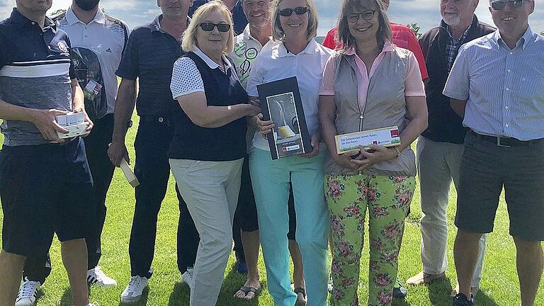 Charity-Turnier beim Golfclub Haßberge       -  Der Golfclub Haßberge richtete an Christi Himmelfahrt ein Charity-Turnier zu Gunsten der Deutschen Krebshilfe aus. Das geht aus einer Pressemitteilung des Vereins hervor. Demnach hätten die Teilnehmer einen Erlös von 715 Euro generiert. Unser Bild zeigt die Gewinner verschiedenen Klassen. Das waren (von links) Marco Schilling, Robert Schmitt, Michael Hofmann, Ingrid Lieberth, Simon Raithel, Matthias Ruppenstein, Karin Max, Renate Skoberla, Joachim Karl, Franz Nagler und Oliver Frank. (jre)