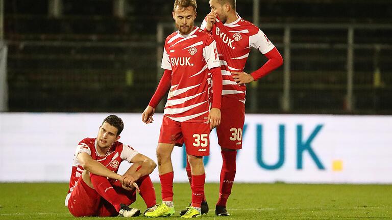 Zu wenig: Trotz Führung und Überzahl schafften es die Kickers mit Hendrik Hansen, Martin Hasek und Ewerton (von links) nicht, drei Punkte gegen den FC St. Pauli zu holen. Zu wenig: Trotz Führung und Überzahl schafften es die Kickers mit Hendrik Hansen, Martin Hasek und Ewerton (von links) nicht, drei Punkte gegen den FC St. Pauli zu holen.