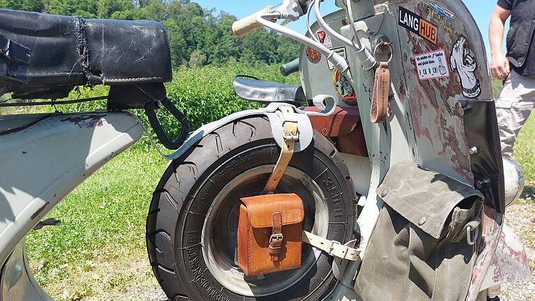 Gebrauchsspuren gehören zum Design: Diese Vespa, Baujahr 1951, hat schon viel erlebt. Davon zeugen unter anderem der verschlissene Sitz und Spuren im Lack. Alte Modelle haben das Ersatzrad immer griffbereit und platzsparend aufbewahrt. Gebrauchsspuren gehören zum Design: Diese Vespa, Baujahr 1951, hat schon viel erlebt. Davon zeugen unter anderem der verschlissene Sitz und Spuren im Lack. Alte Modelle haben das Ersatzrad immer griffbereit und platzsparend aufbewahrt.