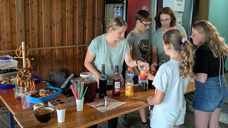 Die Cocktail- und Snackbar für die Partybesucher. Die Cocktail- und Snackbar für die Partybesucher.