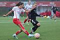 Karolina Sajevic (links) von den Würzburger Kickers leitet im Spiel gegen den SC Amicitia München mit ihrem Querpass das 2:0 von Johanna Rüppel (nicht im Bild) ein.
