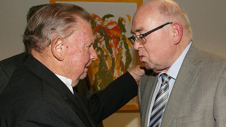 Glückwunsch von einem Weggefährten: Ehrenbürger Edmund Biermann (links) war als vorheriger Bürgermeister von Oberschleichach einer der ersten Oberauracher &bdquo;Verwaltungsangestellten&ldquo;.
