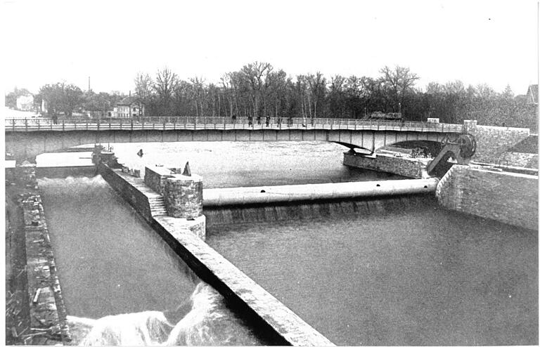 Das Walzenwehr wurde von Max Carstanjen für die Wehranlage Schweinfurt entwickelt. Das Walzenwehr wurde von Max Carstanjen für die Wehranlage Schweinfurt entwickelt.