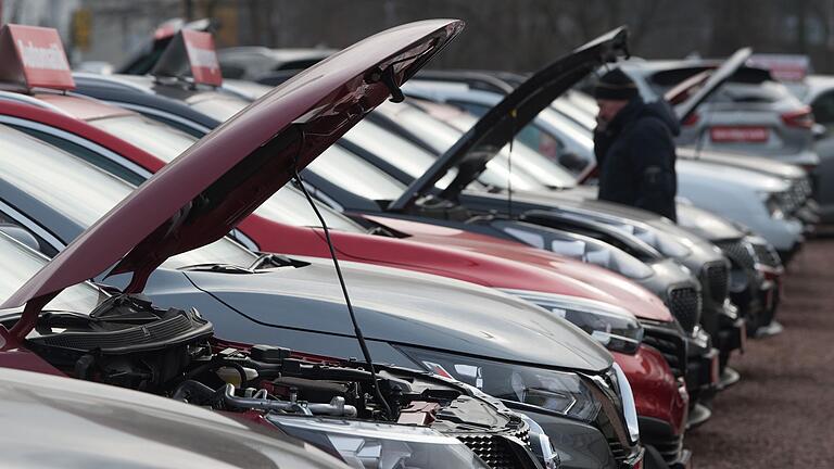 Wohl erst 2023 werden die Preise für Gebrauchtwagen wieder sinken, schätzen Experten. Wohl erst 2023 werden die Preise für Gebrauchtwagen wieder sinken, schätzen Experten.