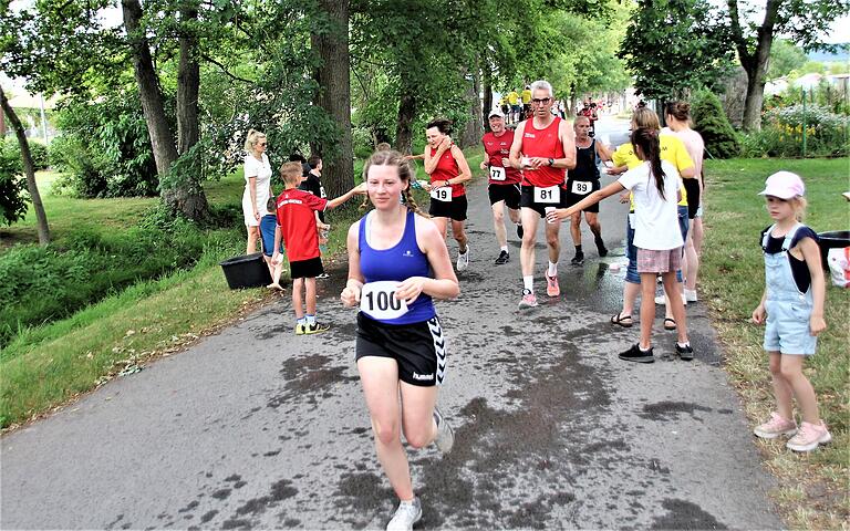 Erfrischung war bei den Läufern wegen der heißen Temperaturen gefragt beim Krackenlauf in Großlangheim. Erfrischung war bei den Läufern wegen der heißen Temperaturen gefragt beim Krackenlauf in Großlangheim.