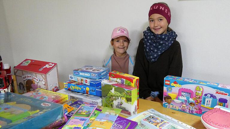 Mathilda (links) und Amelie haben in ihren Kinderzimmern aussortiert. Ihren Verkaufserlös möchten die beiden für ein echtes Pferd sparen