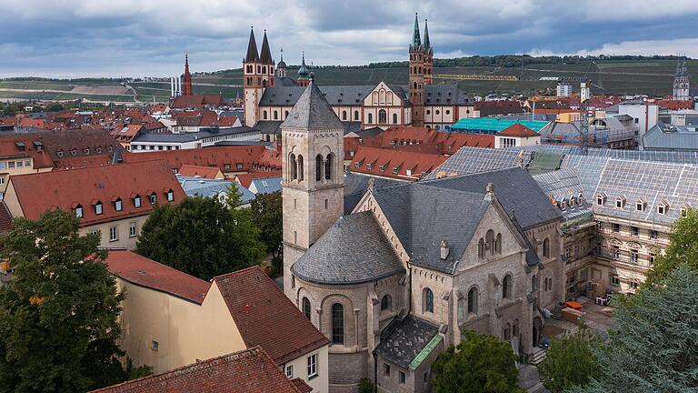Die Mutterhauskirche im Inneren des Areals der Erlöserschwestern ist von der Straße aus fast unsichtbar. Die Mutterhauskirche im Inneren des Areals der Erlöserschwestern ist von der Straße aus fast unsichtbar. 