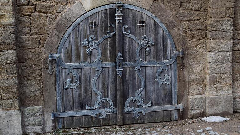 Das große Tor führt in den Gewölbekeller. Das große Tor führt in den Gewölbekeller.