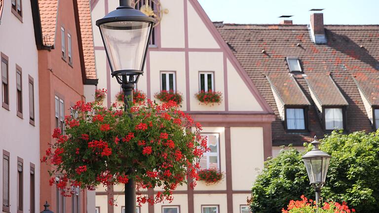 Blumenampeln in der Altstadt von Gemünden.