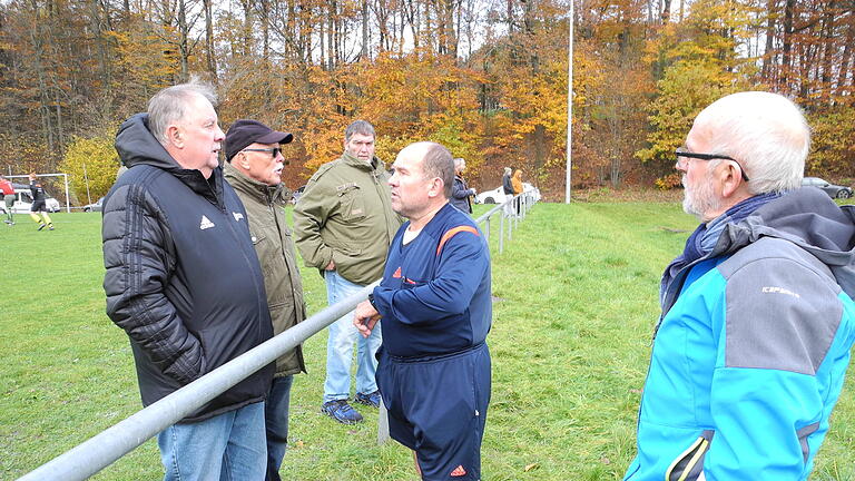 SG Hassenbach       -  Klaus Faulstich (rechts) holt sich beim Spielabbruch in Hassenbach einen Rat bei Ludwig Weisenseel ein.