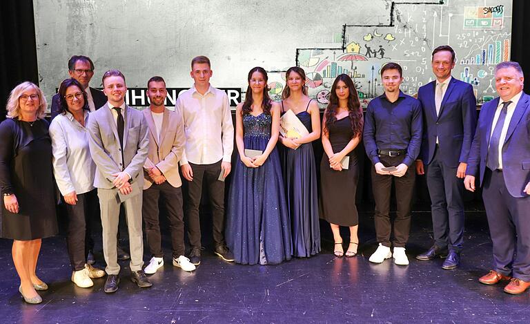 Am Nachmittag wurden die Besten der Jahrgangsstufe 12 der BOS und der 13. Klassen gewürdigt (von links): Gabriele Jakob (Förderverein), dritte Bürgermeisterin Ayfer Rethschulte, stellvertretender Schulleiter Markus Vogel, Bastian Rieß, Dominik Wolf, Tobias Pfülb, Aaliyah Nguyen, Alyssa Nguyen, Elcin Isik, Jonas Bauer, Landrat Florian Töpper und Schulleiter Ralf Prosch. Am Nachmittag wurden die Besten der Jahrgangsstufe 12 der BOS und der 13. Klassen gewürdigt (von links): Gabriele Jakob (Förderverein), dritte Bürgermeisterin Ayfer Rethschulte, stellvertretender Schulleiter Markus Vogel, Bastian Rieß, Dominik Wolf, Tobias Pfülb, Aaliyah Nguyen, Alyssa Nguyen, Elcin Isik, Jonas Bauer, Landrat Florian Töpper und Schulleiter Ralf Prosch.