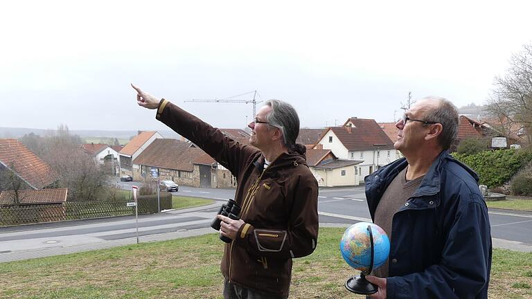 Sternenführer der Nacht: Joachim Schneider (links) und Michael Pinato informieren im Sternenpark Rhön. Foto: Marion Eckert - Sternenführer der Nacht: Joachim Schneider (links) und Michael Pinato informieren im Sternenpark Rhön. Foto: Marion Eckert Sternenführer der Nacht: Joachim Schneider (links) und Michael Pinato informieren im Sternenpark Rhön. Foto: Marion Eckert - Sternenführer der Nacht: Joachim Schneider (links) und Michael Pinato informieren im Sternenpark Rhön. Foto: Marion Eckert
