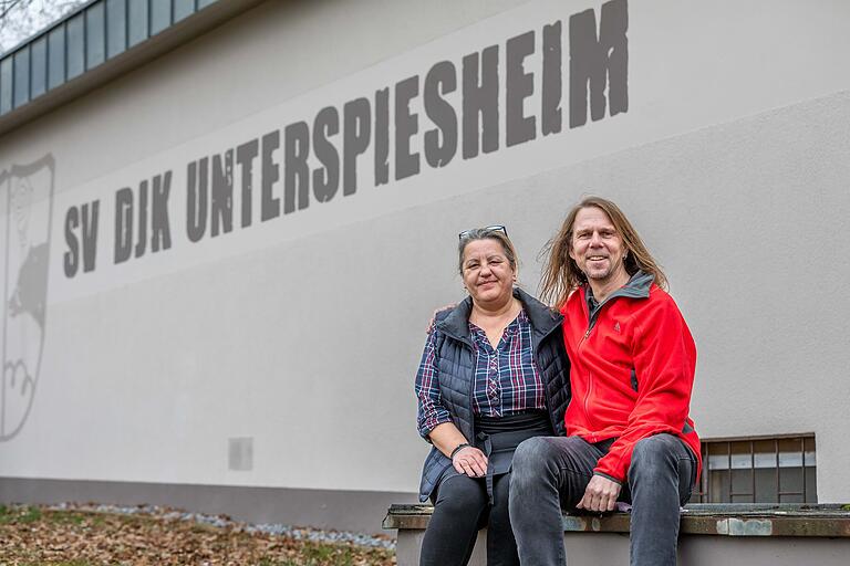 Markus Ebert, Vorsitzender des SV DJK Unterspiesheim, hat sich von Georgia Spiridis, Wirtin von 'Der Grieche', auf emotionale Art verabschiedet. Zwischen der Vorstandschaft und den Restaurantbesitzern sei eine Freundschaft entstanden, sagt er. Markus Ebert, Vorsitzender des SV DJK Unterspiesheim, hat sich von Georgia Spiridis, Wirtin von 'Der Grieche', auf emotionale Art verabschiedet. Zwischen der Vorstandschaft und den Restaurantbesitzern sei eine Freundschaft entstanden, sagt er.