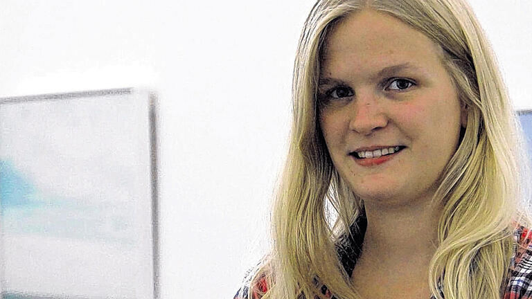 Die Jüngste: Magdalena Abele vor zwei ihrer Fotografien in der Großen Halle.