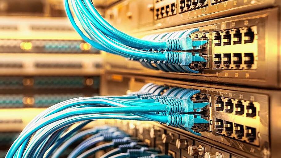 network cable with high tech technology color background       -  Viele mittelständische Unternehmen auf dem Land sehen langsames Internet als Hemmnis für ihr Geschäft. Wie unbefriedigend die Situation in Volkach (Lkr. Kitzingen) ist, machte Axel Scheuring deutlich, Geschäftsführer der eology GmbH. Eigentlich sei Volkach ein Super-Standort, so Scheuring. Doch die 30 Mitarbeiter des Online-Marketing-Spezialdienstleisters leiden vor allem unter den geringen Upload-Kapazitäten am Firmensitz, auch sei die Sprachqualität der &bdquo;maximal acht Telefonate gleichzeitig&ldquo; oft frustrierend. &bdquo;Unsere tägliche Arbeit könnte durch eine mobile Highspeed-Netzabdeckung auf UMTS und LTE-Standard wesentlich effizienter sein.&ldquo; Scheuring sagte das Mitte Dezember anlässlich eines Gesprächs, zu dem die Vereinigung der Bayerischen Wirtschaft (VBW) geladen hatte. Die Wirtschaft brauche noch mehr Tempo beim Breitbandausbau, brauche schnellere Verbindungen &bdquo;bis in den letzten Gutshof&ldquo;, plichtete Michael Bischof bei, Geschäftsführer der vbw-Bezirksgruppe. &bdquo;Superminister&ldquo; Markus Söder (CSU) bläst ins gleiche Horn, verstärkt, seit der Mittelfranke auch Bayerns Heimatminister ist. Söder weiß, wie segensreich schnelles Internet für den jeweiligen Standort ist. Er weiß natürlich auch, wie segensreich sich Erfolgsmeldungen auf seine weitere Karriere auswirken können. Er weiß ferner, dass große Erwartungen schnell in große Enttäuschung umschlagen können. Söder muss liefern. Mit Datum 2. Februar 2017 hat er ein neues &bdquo;Faktenblatt Breitband Unterfranken&ldquo; in Umlauf gebracht. Zitat Söder: &bdquo;Das bayerisches Breitband-Förderprogramm ist eine Erfolgsgeschichte und einzigartig in Deutschland. Bayernweit sind über 96 Prozent aller Kommunen im Förderverfahren, über 500 Kommunen durchlaufen das Verfahren ein zweites oder drittes Mal.&ldquo; Aber zu den Fakten, wie sie das Ministerium für Finanzen, für Landesentwicklung und Heimat bereitstellt. Demnach stehen für die Förderung des Breitbandausbaus in Bayern 1,5 Milliarden Euro bereit, rund 550 Millionen Euro wurden beziehungsweise werden seit 2013 investiert. Bayern setzt auf Glasfaserausbau, verspricht das Papier. Aktuell werden im Förderverfahren mehr als 580 000 bislang unversorgte Haushalte an das schnelle Internet angeschlossen, davon 49 000 &bdquo;sogar mit Glasfaser bis ins Haus&ldquo;. 96 Prozent der bayerischen und auch der unterfränkischen Gemeinden seien im Förderverfahren, bilanziert Söders Haus, seit Ende 2013 habe man im Freistaat 900 000 Haushalte an das schnelle Internet angeschlossen. Da aber Schönfärberei ebenso wenig seriös erscheint wie Schwarzmalerei, hat Söder &bdquo;Nachsteuerbedarf&ldquo; erkannt. Einmal sieht er besondere Herausforderungen in Gemeinden mit vielen Streusiedlungen, in Unterfranken betrifft das besonders den Landkreis Haßberge. &bdquo;Hier wollen wir über einen Höfebonus eine möglichst hohe Flächendeckung erreichen&ldquo;, zitiert die Mitteilung den Minister. Es solle einen hohen Anteil direkter Glasfaseranschlüsse in die Häuser geben, verspricht das Papier, und keine Kommune müsse deswegen mit der Kürzung ihres Förderhöchstbetrages rechnen. Und dann  sind da noch die Gewerbegebiete: &bdquo;Unternehmen benötigen jetzt schon direkte Glasfaseranschlüsse und höhere Bandbreiten als 30 Megabits/Sekunde, &bdquo;so Söder &bdquo;damit sie im globalen Wettbewerb nicht den Anschluss verlieren.&ldquo; Nach EU-Vorgaben dürfe man hier aber nicht nicht einfach (flächendeckend) fördern. Söder fordert die EU-Kommission &bdquo;dringend&ldquo; auf, ihre &bdquo;restriktiven&ldquo; Leitlinien aus dem Jahr 2013 anzupassen. Bis es so weit ist, läuft die &bdquo;Gigabit-Initiative&ldquo;: Der Freistaat will der Kommission anhand von Modellprojekten aufzeigen, dass es konkreten Bedarf für weiteren Glasfaserausbau gibt. Die &bdquo;ausgewählten Gewerbegebiete&ldquo; werden gerade gesucht. Söder: &bdquo;In Unterfranken sind wir schon im Gespräch mit der Gemeinde Kleinostheim im Landkreis Aschaffenburg&ldquo;. Die bayerische Wirtschaft wird das freuen. Wie sagte doch vbw-Bezirksvorsitzender Wolfgang Fieber schon im Dezember: Die bayerischen Aktivitäten beim Breitbandausbau seien vorbildlich.