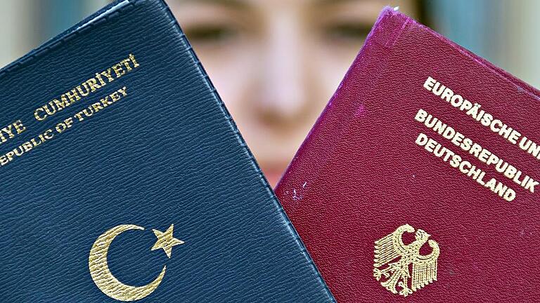 Doppelte Staatsbürgerschaft       -  Gegen die Linie der Parteispitze hatte der CDU-Parteitag dafür votiert, die Doppelpass-Regelung rückgängig zu machen.