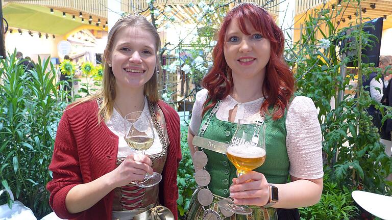 Anna-Lena Werb (links) und Kerstin Friedrich aus den Haßbergen treten in Berlin als Weinprinzessin des Abt-Degen-Weintals und als Bierprinzessin auf. Sie kredenzen Müller Thurgau, Biere aus den Haßbergen und werben für die heimische Region. Anna-Lena Werb (links) und Kerstin Friedrich aus den Haßbergen treten in Berlin als Weinprinzessin des Abt-Degen-Weintals und als Bierprinzessin auf. Sie kredenzen Müller Thurgau, Biere aus den Haßbergen und werben für die heimische Region.