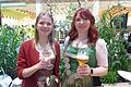 Anna-Lena Werb (links) und Kerstin Friedrich aus den Haßbergen treten in Berlin als Weinprinzessin des Abt-Degen-Weintals und als Bierprinzessin auf. Sie kredenzen Müller Thurgau, Biere aus den Haßbergen und werben für die heimische Region.