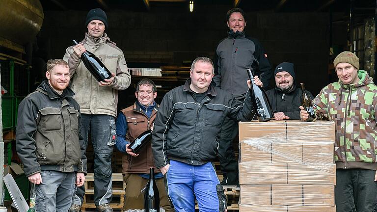 Gemeinsam den Ethos-Wein 2019 gemacht: Die Ethos-Winzer (von links) Lorenz Neder, Andreas Wenninger, Florian Müller, Daniel Six, Stefan Bardorf und Matthias Ruppert im Weingut Neder in Ramsthal (Lkr. Bad Kissingen). Gemeinsam den Ethos-Wein 2019 gemacht: Die Ethos-Winzer (von links) Lorenz Neder, Andreas Wenninger, Florian Müller, Daniel Six, Stefan Bardorf und Matthias Ruppert im Weingut Neder in Ramsthal (Lkr. Bad Kissingen).