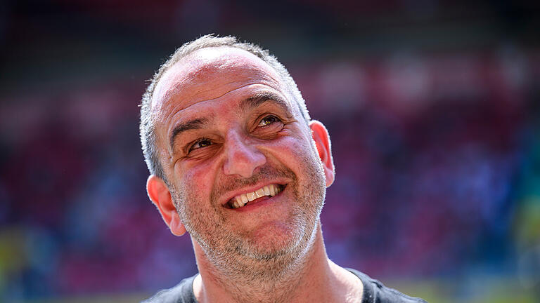Jahn Regensburg - 1. FC Heidenheim - Heidenheims Trainer Frank Schmidt steht vor dem Spiel im Stadion. Jahn Regensburg - 1. FC Heidenheim - Heidenheims Trainer Frank Schmidt steht vor dem Spiel im Stadion.