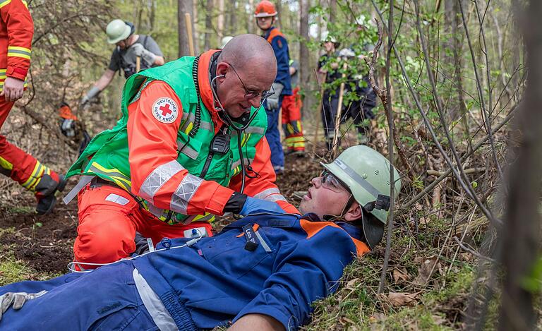 Zu dem realistischen Übungsszenario im Wald gehörten auch die Versorgung und der Abtransport von Verletzten. Zu dem realistischen Übungsszenario im Wald gehörten auch die Versorgung und der Abtransport von Verletzten.